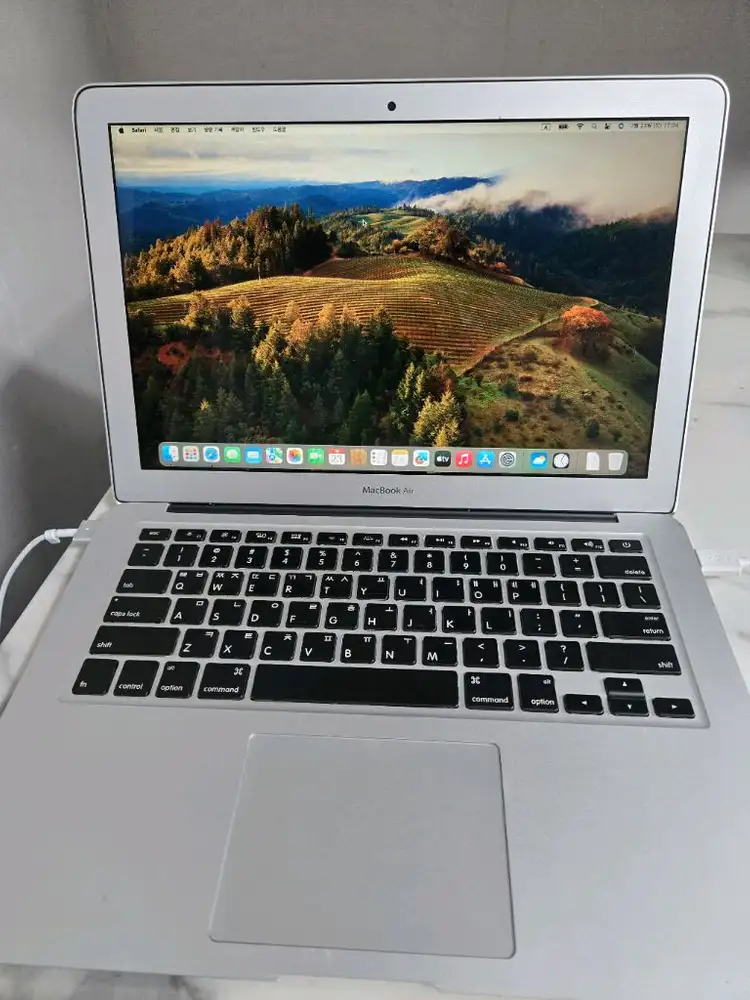 애플 맥북 에어 i5 1.6GHz, HD6000 그래픽 탑재 모델입니다. 맥북 에어 최신 운영체제인 소노마가 설치되 - 안심되는 중고거래