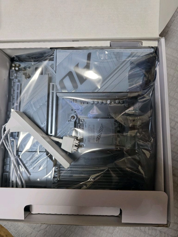 기가바이트 B850M AORUS ELITE WIFI6E ICE 팝니다. 이미지