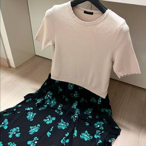 시슬리 SISLEY 캉캉 러플 플라워 인견 물결 니트배색 롱원피스 베이지 블랙 반팔 여름 쉬폰 이미지