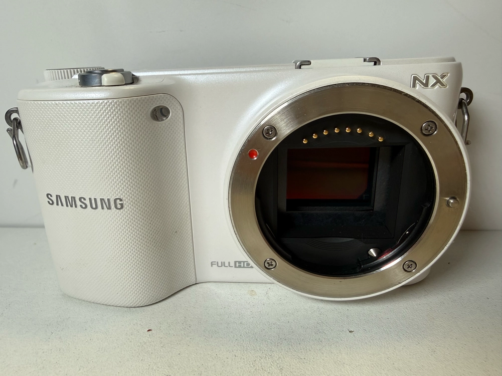 삼성 NX2000 화이트 카메라 20-50mm 렌즈 이미지