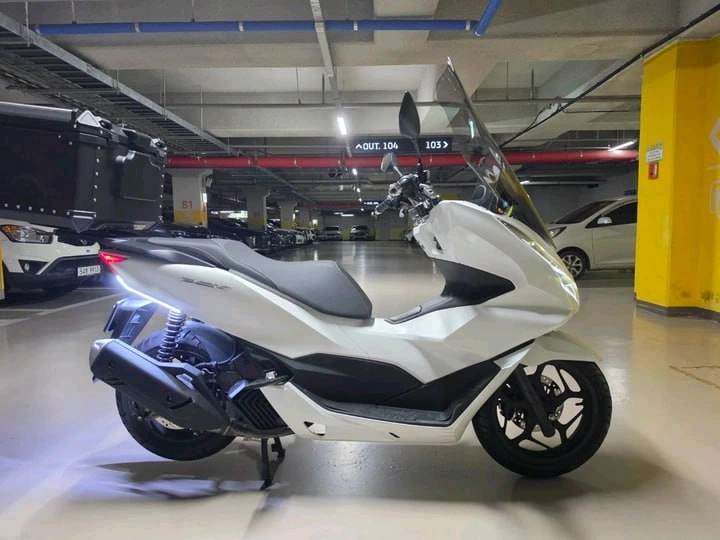 21년식 pcx125 abs 화이트 팝니다. 이미지