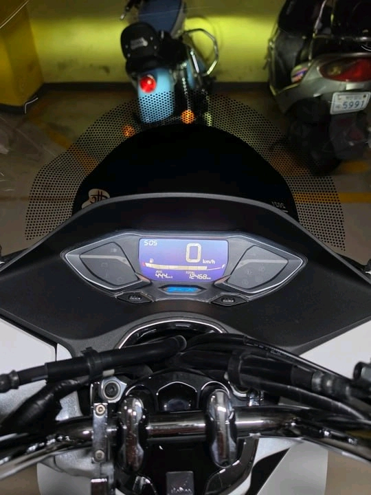 21년식 pcx125 abs 화이트 팝니다. 이미지