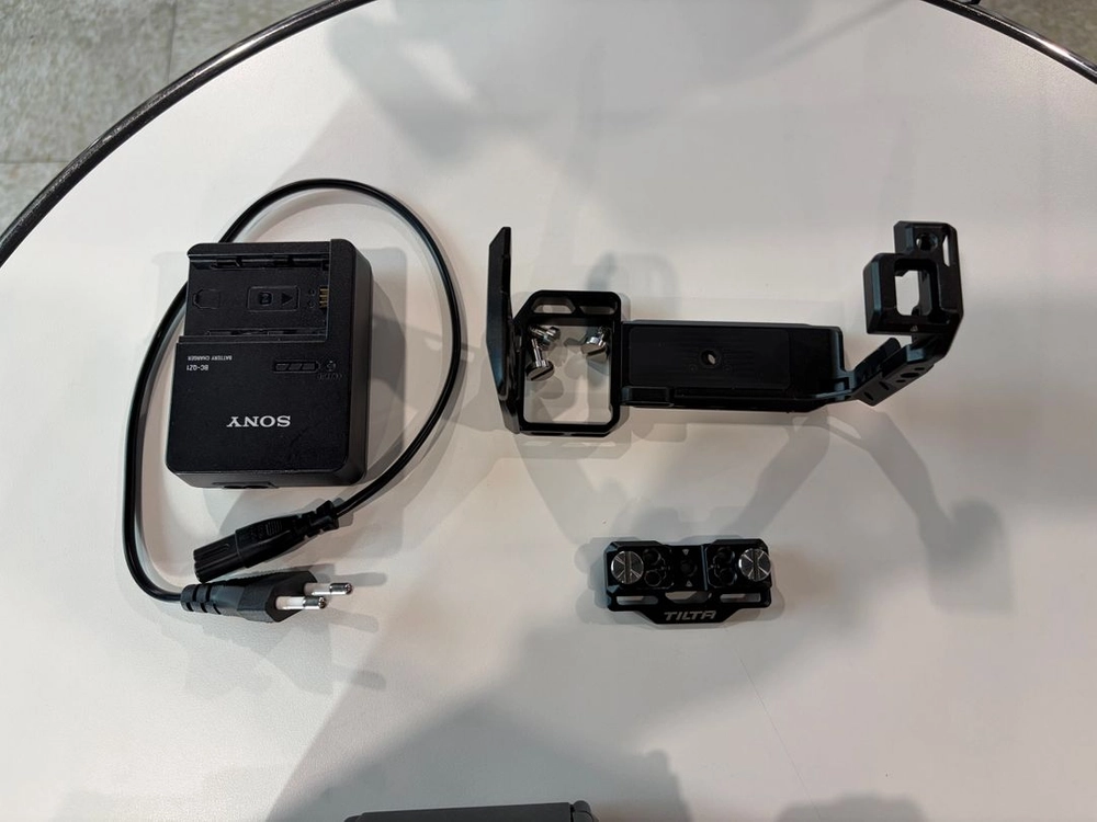 SONY FX3 (박스 제외 구성품 모두 포함) + TILTA 케이지 팝니다. 이미지