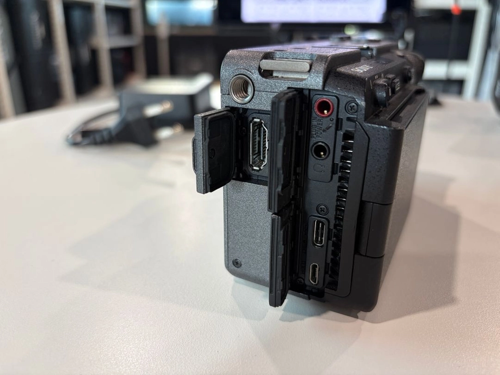 SONY FX3 (박스 제외 구성품 모두 포함) + TILTA 케이지 팝니다. 이미지