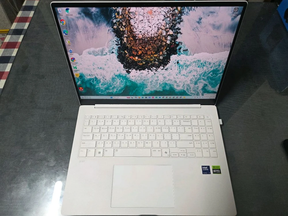 제목: [거의 새것] LG 그램 프로 16인치 (RTX 4050, 2TB, 윈도우 11 정품 포함) 280만원 이미지