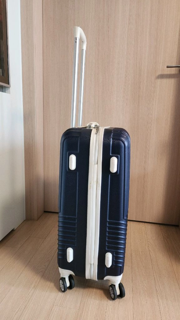 남색여행캐리어 여행가방 이미지