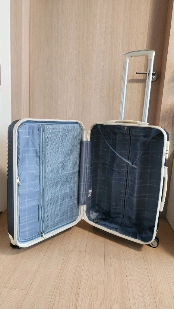 남색여행캐리어 여행가방 이미지
