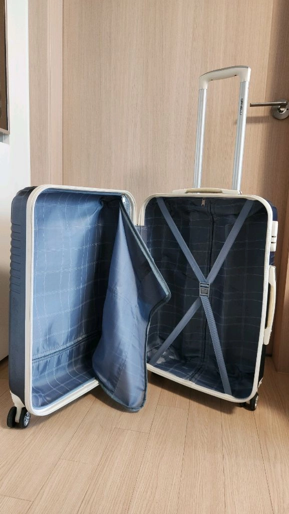 남색여행캐리어 여행가방 이미지