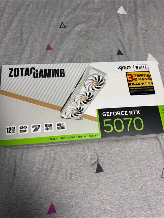 (미개봉 새상품) 조텍 ZOTAC RTX 5070 AMP White그래픽카드 팝니다 - 안심되는 중고거래