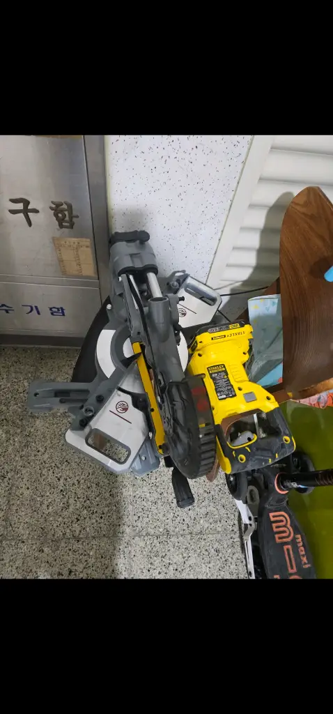충전 슬라이딩 각도절단기 SCM701M2-KR팝니다. - 안심되는 중고거래