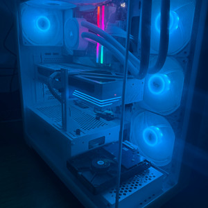하이엔드급 본체 컴퓨터 9800x3d 983d Rtx5080 램64기가 이미지