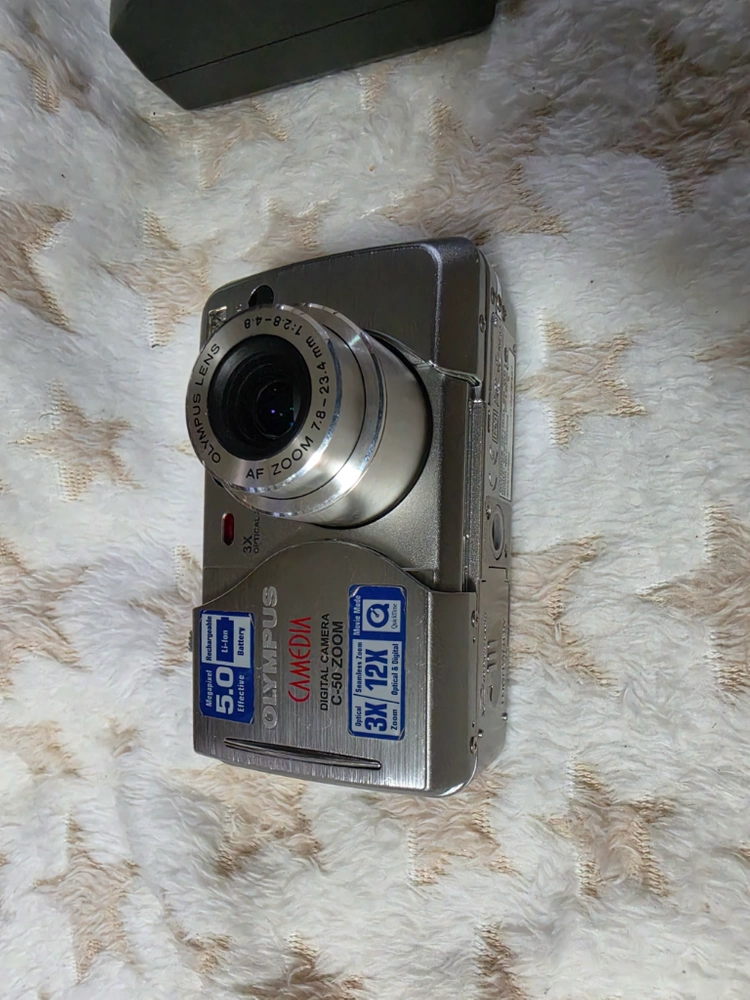 올림푸스 카메디아 C-50 Zoom 빈티지 디지털카메라.충전기.밧데리포함.메모리카드없음.작동상태이상없음. 이미지