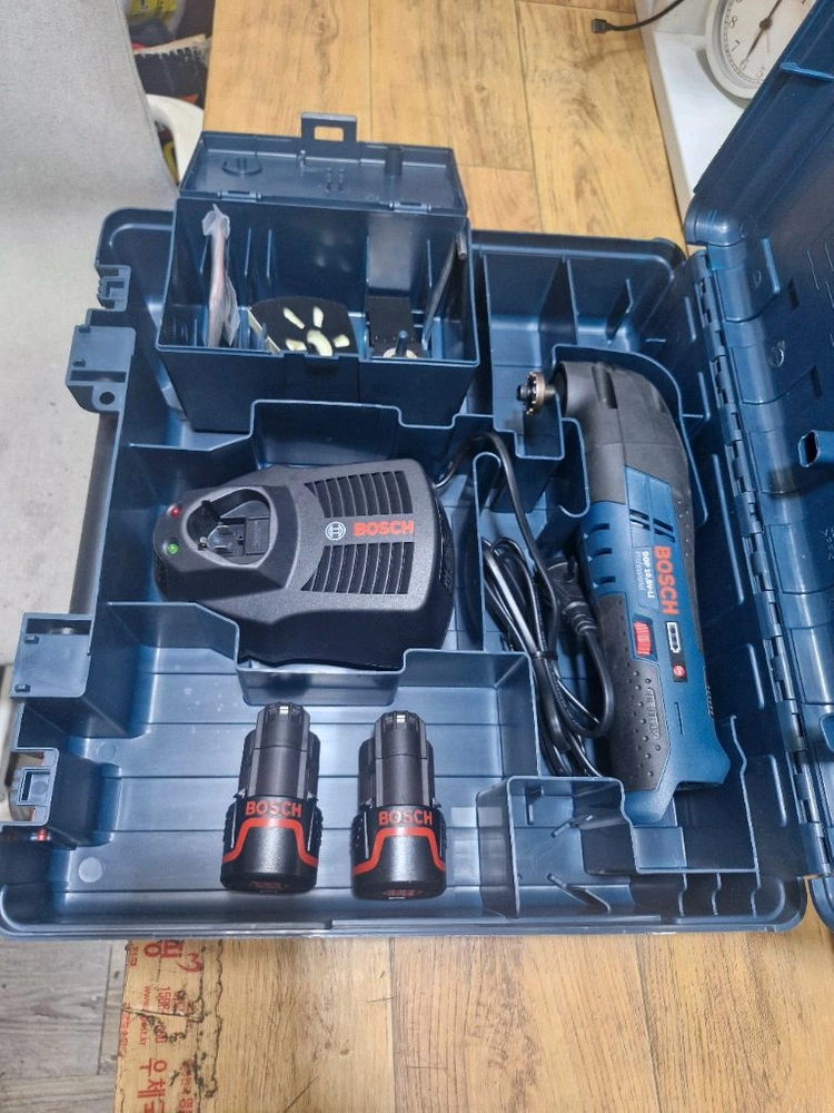 BOSCH보쉬멀티커터GOP10.8V-LI보쉬충전멀티커터만능커터미사용신품 배터리2개풀세트 이미지