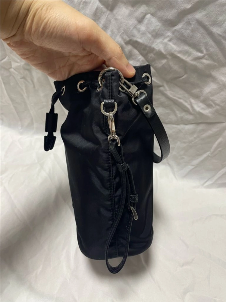 프라다 블랙 포코노 나일론 버킷 파우치백 + 스트랩 이미지