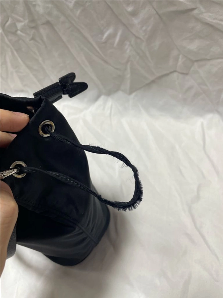 프라다 블랙 포코노 나일론 버킷 파우치백 + 스트랩 이미지