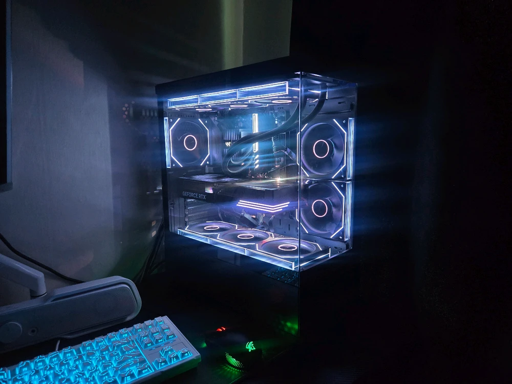 라이젠 7 7800X3D RTX 5070 32G 1TB 게이밍 컴퓨터 본체 이미지