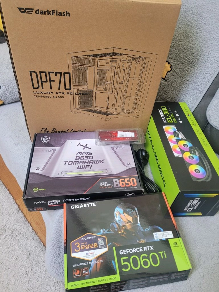 7800X3D 7950X3D 32G 1T RTX 5060 TI 신품동일 본체 이미지