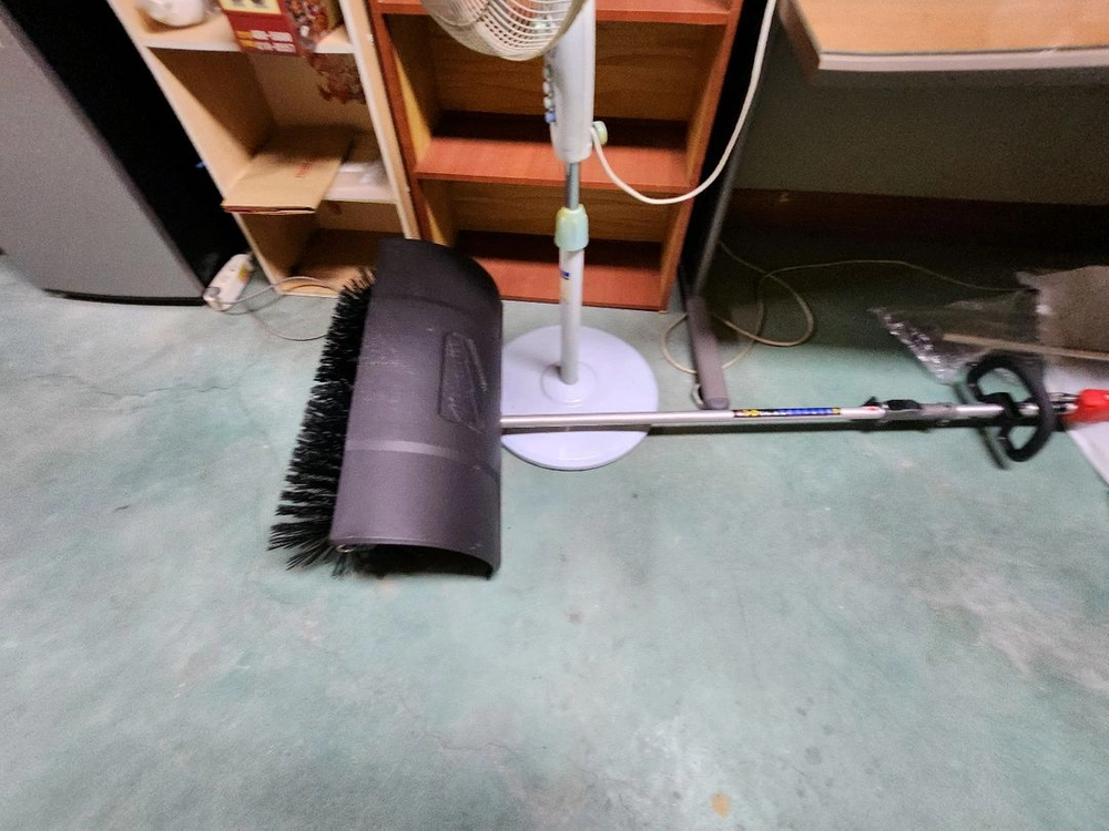 [직거래만] 밀워키 롤러브러쉬 제설기 팝니다 이미지