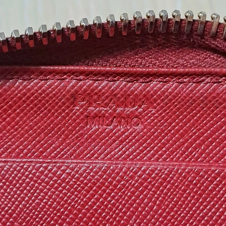 [100%/정품] 프라다 사피아노 메탈 로고 지퍼 동전 카드지갑 레드, 프라다지갑,프라다카드지갑 이미지