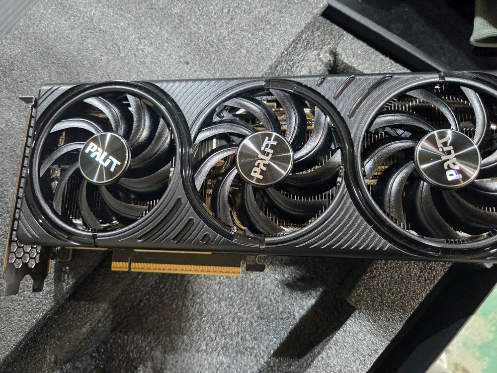 (새상품급)RTX 5060 Ti 그래픽카드. 이엠텍 이미지