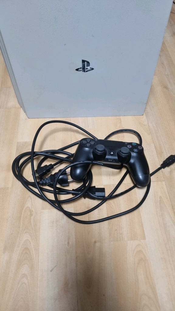PS4 플스4 프로 화이트 1TB 이미지