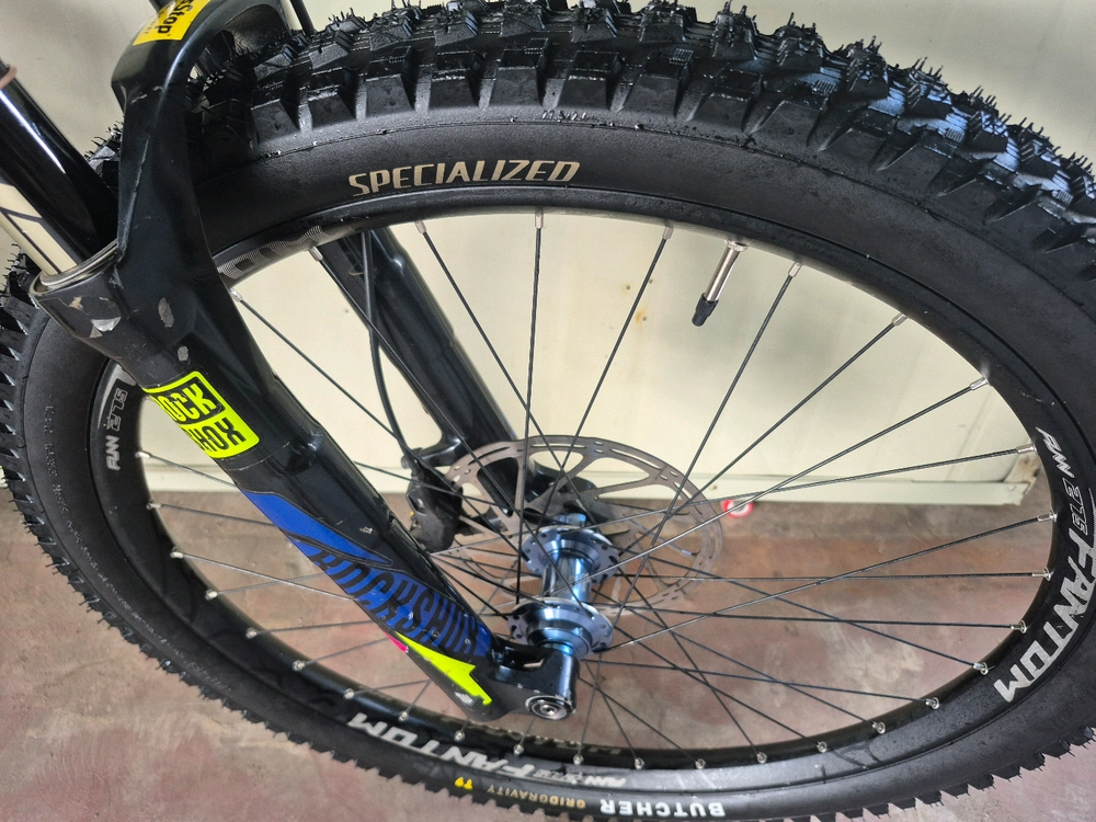2018년형 미국 프리미엄 산악자전거 인텐스 풀 카본 다운힐 M16(Intense M16 Carbon) 자전거. 이미지