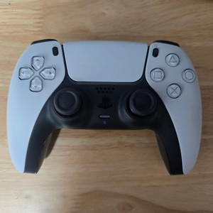 PS5 커스텀 듀얼센스 화이트 컨트롤러 이미지