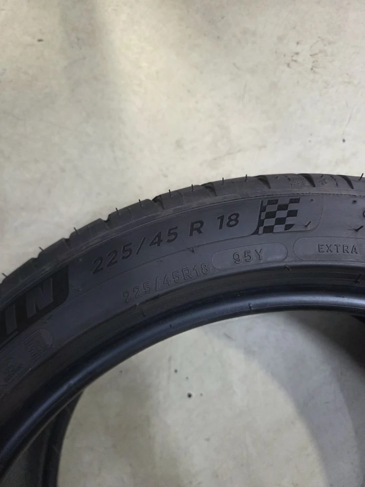 225 45 18 미쉐린 파일럿 스포츠 4 / 런플렛 타이어 이미지