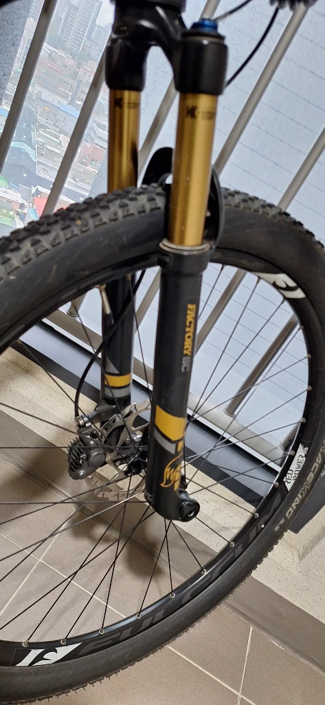 풀카본 MTB 자전거 이미지