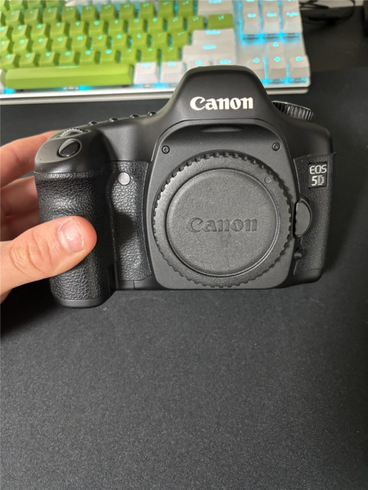 캐논 EOS 5D 바디 + 정품 충전기 팝니다 이미지