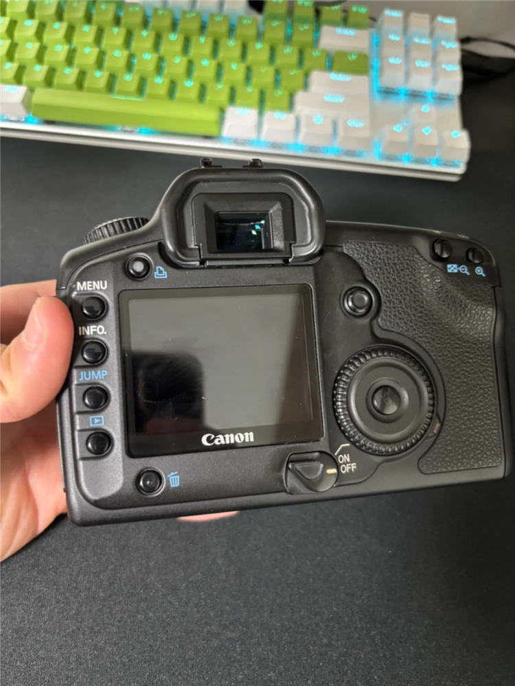 캐논 EOS 5D 바디 + 정품 충전기 팝니다 이미지