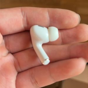 s급 에어팟프로2 왼쪽 이미지