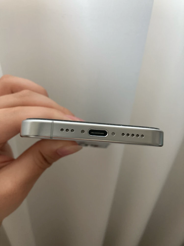 아이폰 16프로 256GB 화이트 티타늄 이미지
