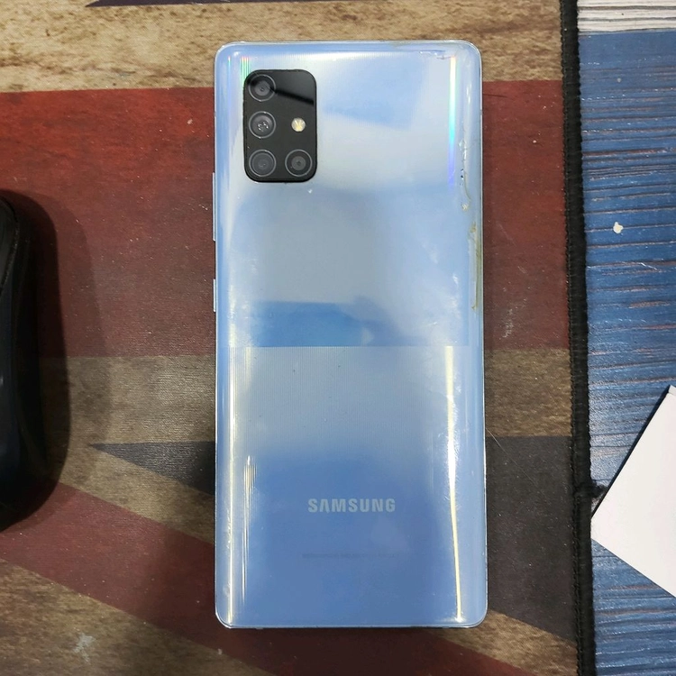 7만)A 퀀텀 a716s 8g 128g 액정 멍 이미지