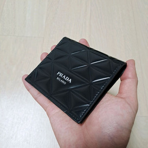 [정품/새상품급] 프라다 브러쉬드 레더 지갑 블랙, 프라다지갑,프라다카드지갑 이미지