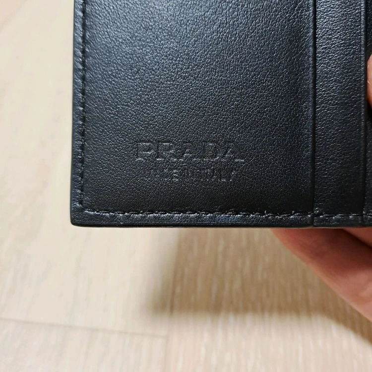 [정품/새상품급] 프라다 브러쉬드 레더 지갑 블랙, 프라다지갑,프라다카드지갑 이미지