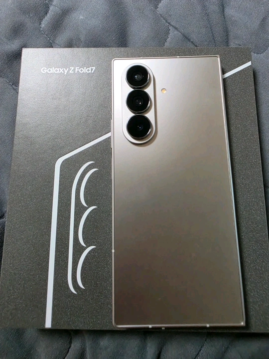 갤럭시 Z 폴드7 실버 256GB 이미지