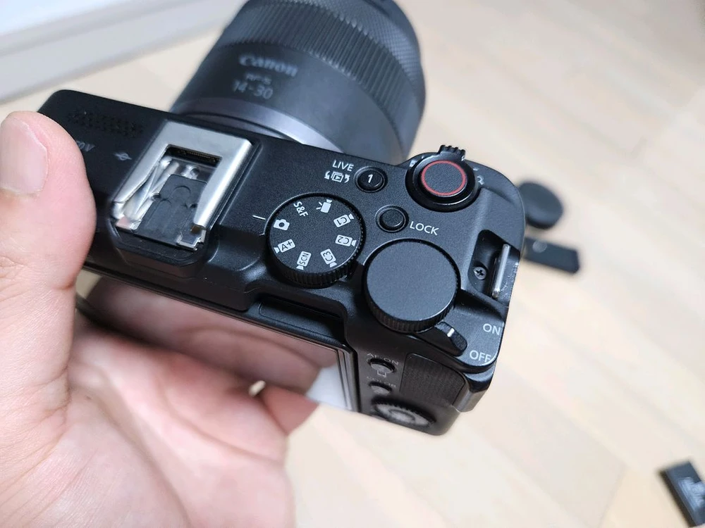 캐논 R50V + RF-s14-30 번들킷 이미지