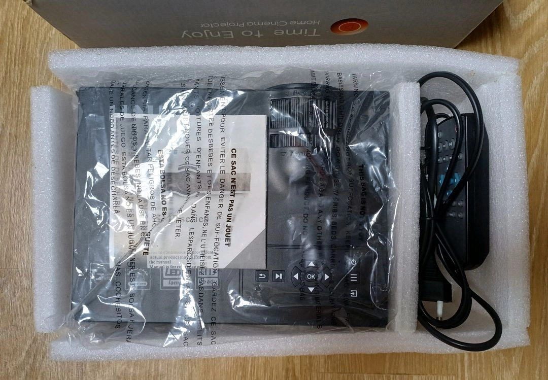 UNIC UC40 미니 LED 빔프로젝터 이미지