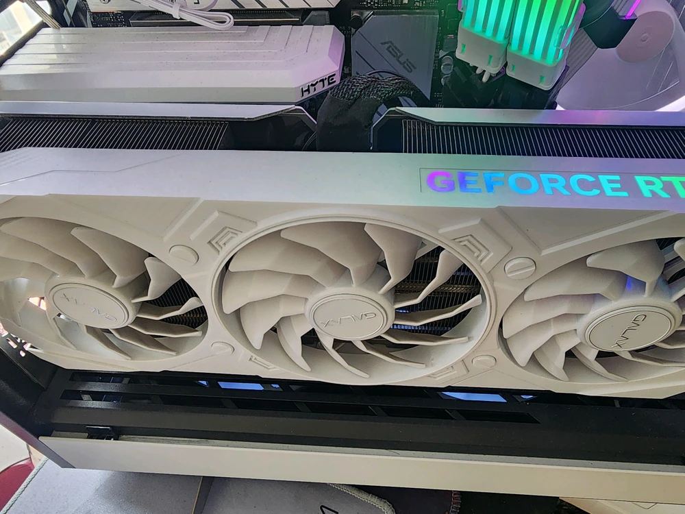 갤럭시 rtx4070ti 12gb white 그래픽카드 이미지
