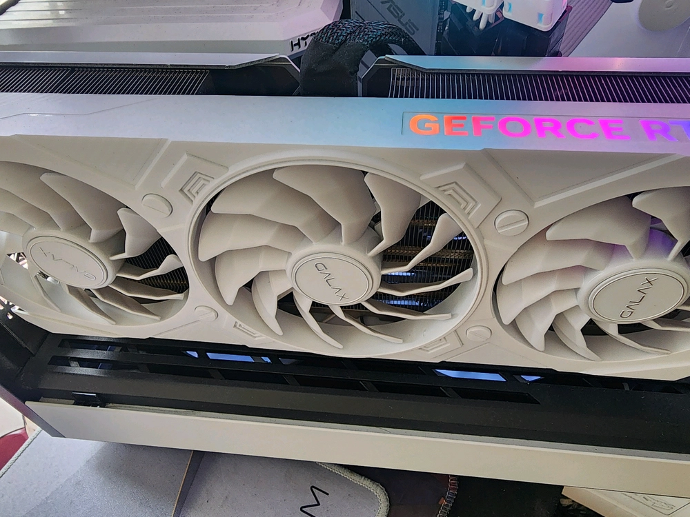 갤럭시 rtx4070ti 12gb white 그래픽카드 이미지