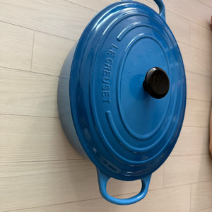 르크루제 시그니처 무쇠 주물 냄비 35cm (아주르색상) 이미지