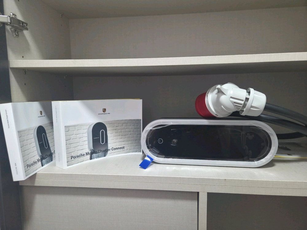포르쉐 전기차 충전기 이미지