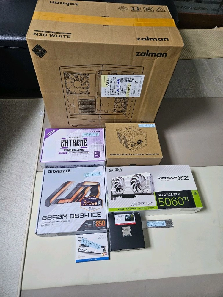 (미개봉)라이젠7800X3D 램16 이엠텍RTX5060Ti 화이트본체!~ - 안심되는 중고거래