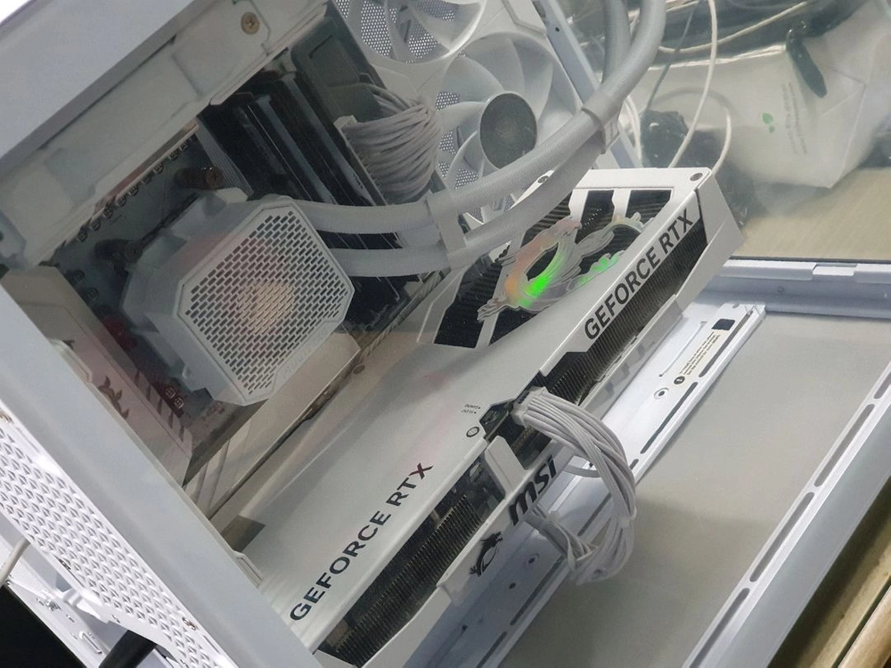 게이밍본체 어항본체 rtx5070 라이젠7 9800 8코어 2테라 32램 이미지