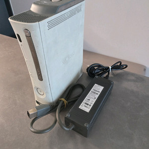 화이트 XBOX 360 본체 + 전원 어댑터(부품용) 이미지