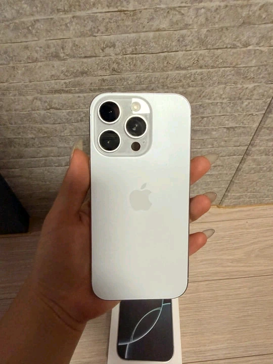 아이폰 16프로 256GB 화이트 판매합니다 거의 새제품 이미지