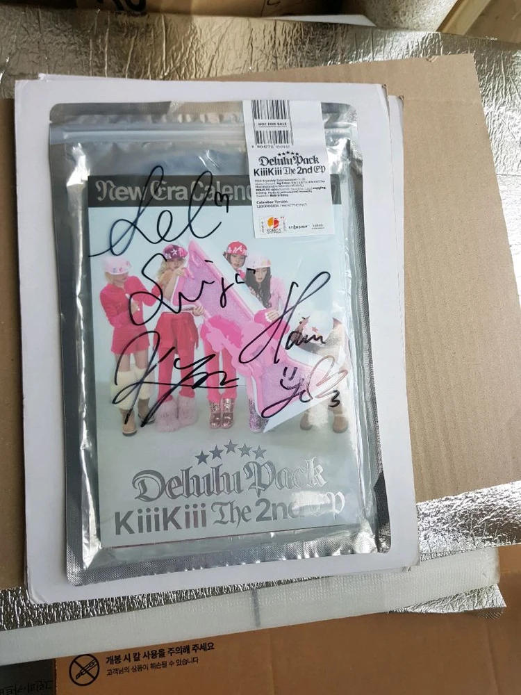 KiiiKiii Delulu Pack 미니 2집 친필싸인 앨범 이미지