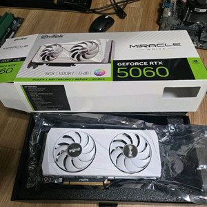 미라클 RTX 5060 WHITE 그래픽카드 이미지