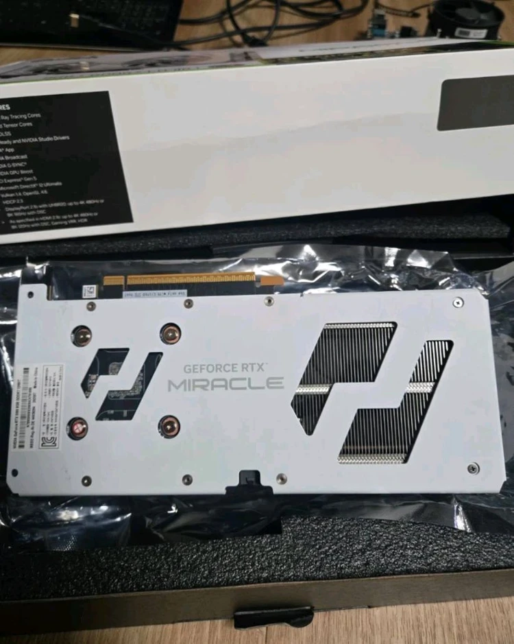 미라클 RTX 5060 WHITE 그래픽카드 이미지